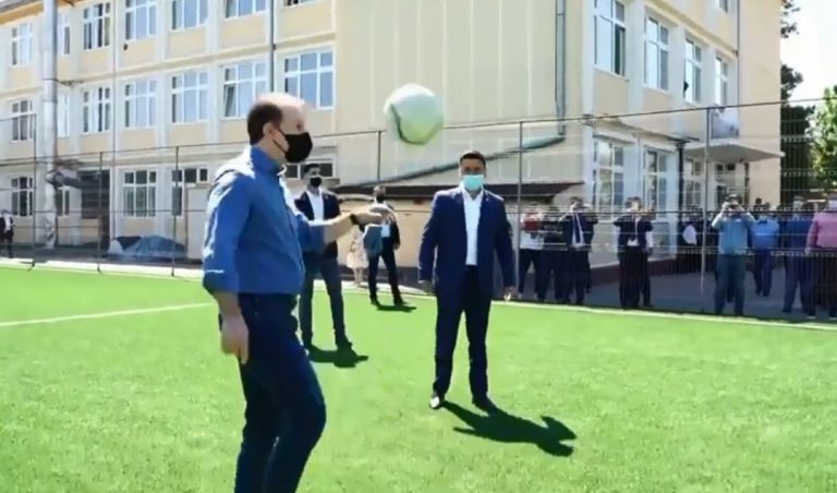 Până să plece la Bruxelles, premierul Cîțu și-a găsit timp și pentru fotbal: ”M-au alergat puțin băieții” – VIDEO