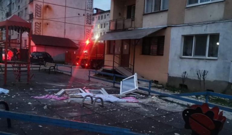 Explozie într-un bloc din Sighetu Marmației: un bărbat a fost dus la spital, cu arsuri – VIDEO