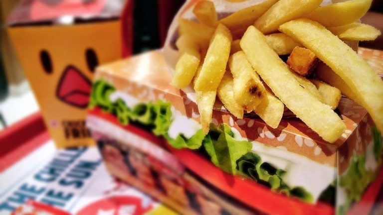 Bombă toxică în ambalajele alimentare fast-food. Substanțe chimice care nu dispar