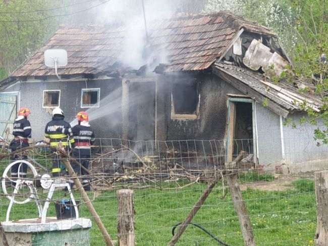 A dat foc la casă, de Paști, după ce s-a certat cu nevasta