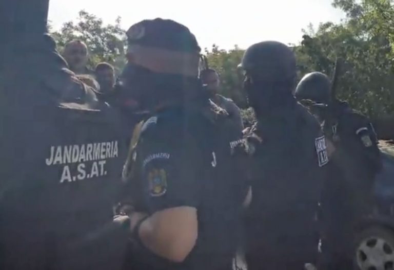 Acțiune de proporții într-o localitate din Călărași. Peste 200 de polițiști și jandarmi, mobilizați. Ministrul și șeful Gărzii de Mediu, la fața locului – VIDEO