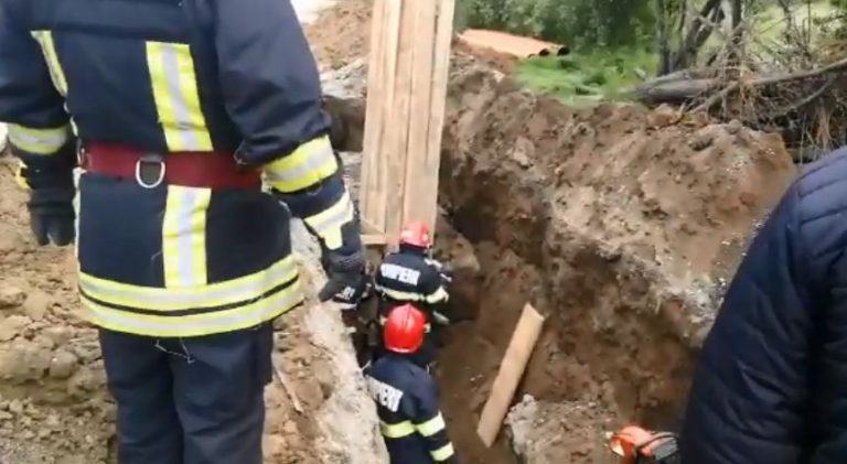Accident cu urmări cumplite. Tânăr surprins de un mal de pământ, în timp ce muncea – VIDEO