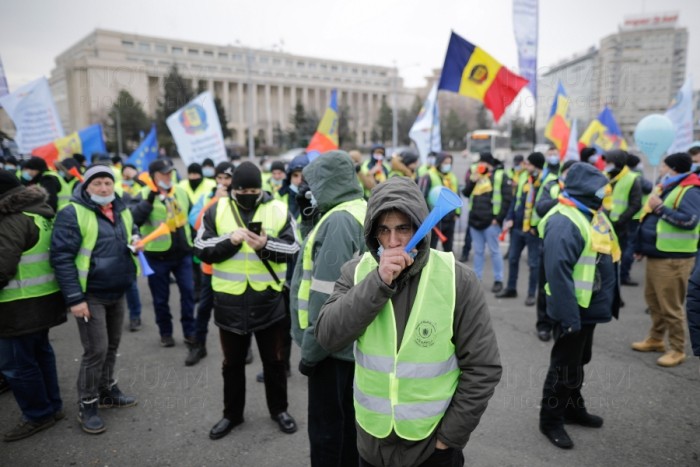 Avertisment dur al sindicatelor: ”Dacă taie sporurile se închide Poliția”