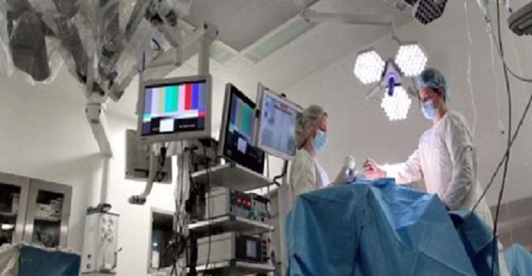 Orori în spitale. Medicii i-au tăiat piciorul drept în loc de cel stâng