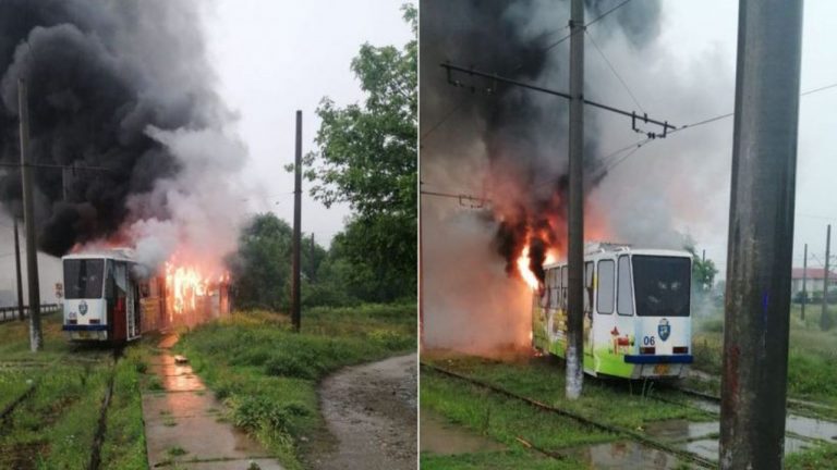UPDATE: Un tramvai a luat foc în Craiova. Fulger sau scurtcircuit? – VIDEO