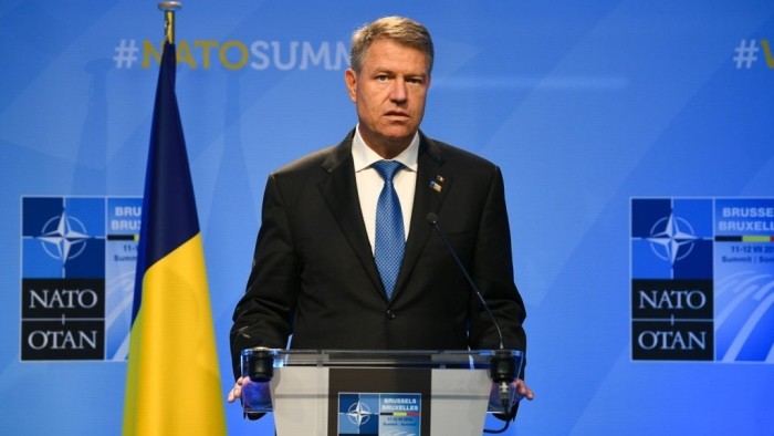 Iohannis iar a băgat capul în poză