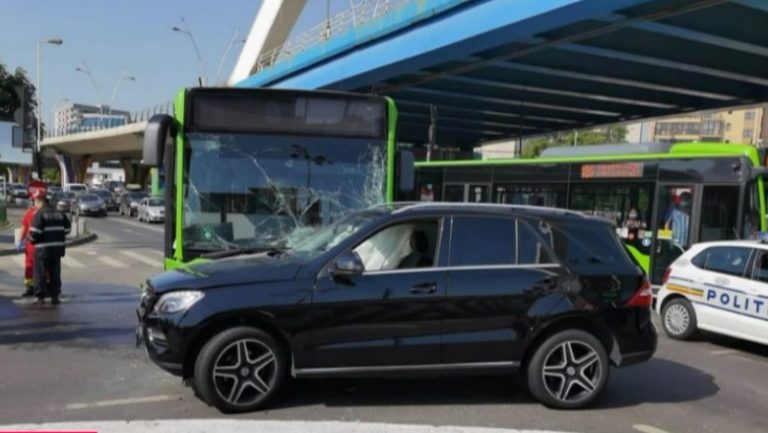 Accident sub Podul Basarab, din Capitală. A fost implicat un autobuz. Un copil, la spital