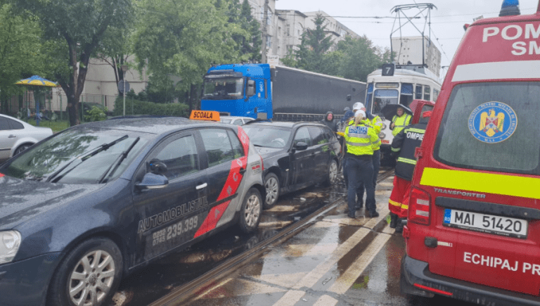 A semănat groază în trafic! Un tânăr a făcut prăpăd pe străzile din Iași. 15 mașini lovite! – VIDEO