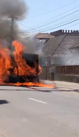 Un autobuz a luat foc în plină stradă. S-a întâmplat la Târnăveni – VIDEO