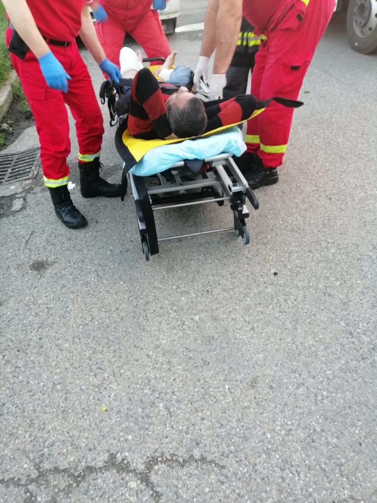 Scene șocante în plină stradă! Bărbat zărit alergând, cu hainele în flăcări! Cine i-a sărit în ajutor