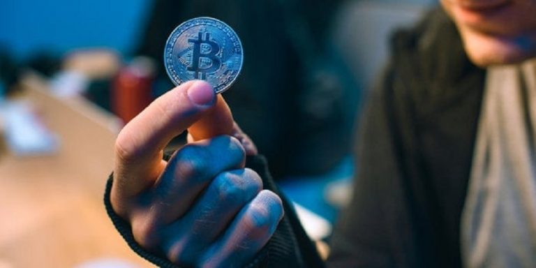 Budapesta îi face statuie inventatorului Bitcoin. Problemă: nu știe cine e și cum arată