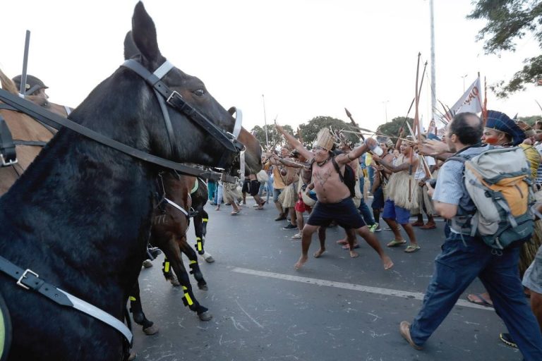 Asediu cu arcuri și săgeți în capitala Braziliei. Parlamentul, luat cu asalt – VIDEO