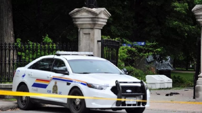 Canadienii iau musulmanii pe capotă. O familie de patru persoane, ucisă cu camioneta