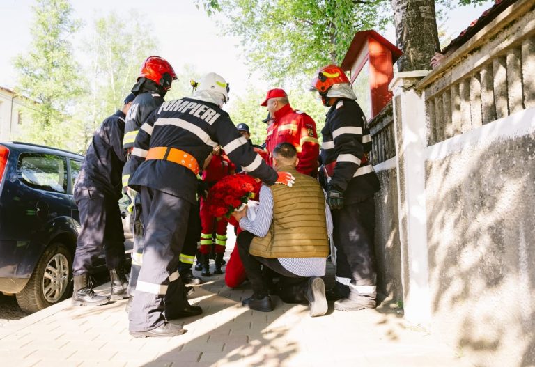 Emoții mari pentru o tânără paramedic SMURD. Au pus totul la cale pentru o cerere inedită în căsătorie