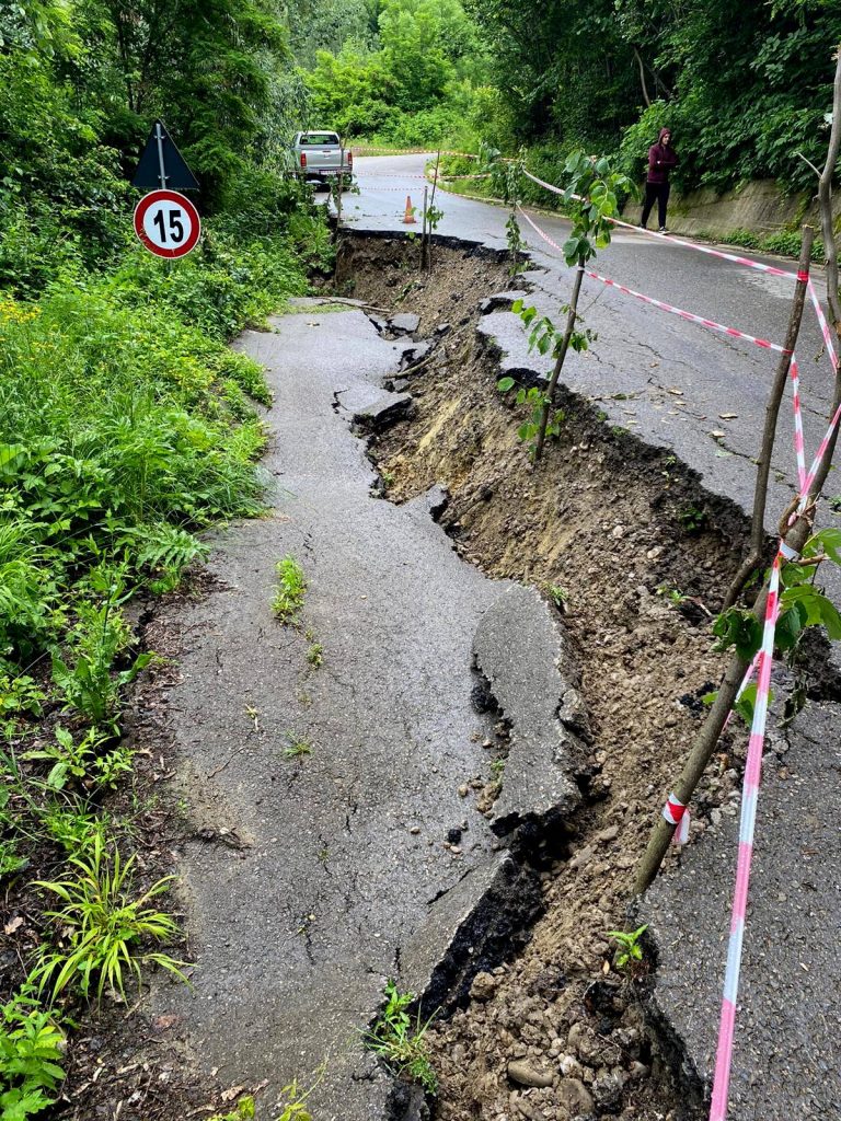 Drum județean surpat în Prahova, ca urmare a ploilor. Restricții de circulație – FOTO