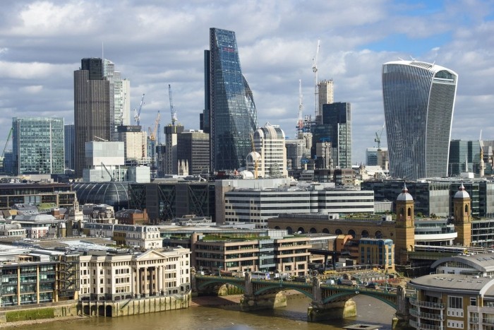 Dubla măsură a Occidentului: City of London, scutit de impozitul  global pe profit