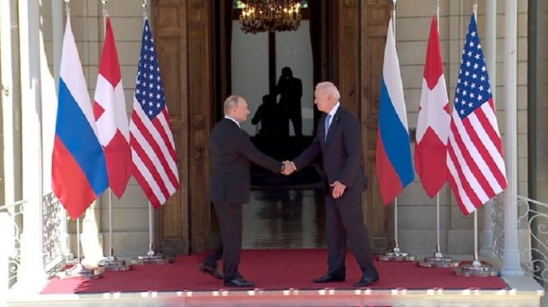 Prima strângere de mână dintre Putin și Biden. Meciul Rusia-SUA a început (VIDEO)