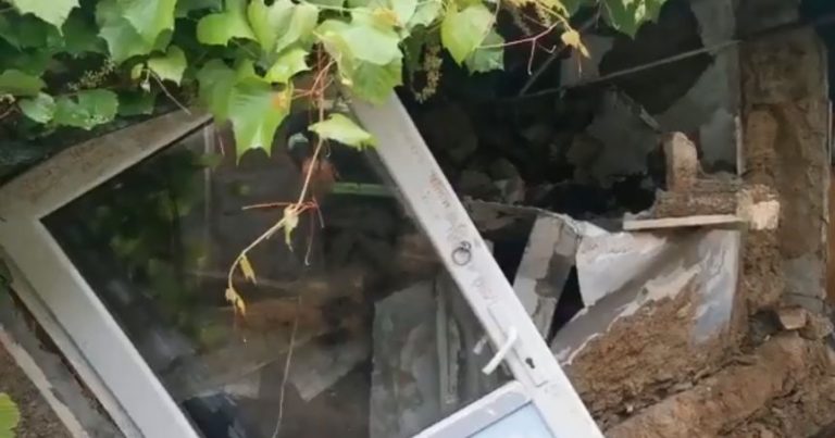 Femeie prinsă sub dărâmături, în Galați. Salvatorii au intervenit de urgență – VIDEO