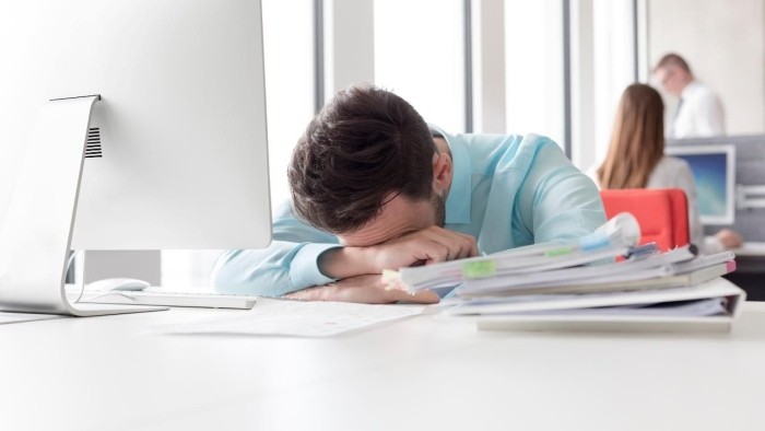 Gulerele albe s-au șifonat: tinerii bancheri, fără suflare pe Wall Street