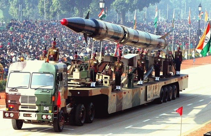 Două puteri nucleare, în pragul războiului. Sute de mii de soldați, comasați la frontiere!