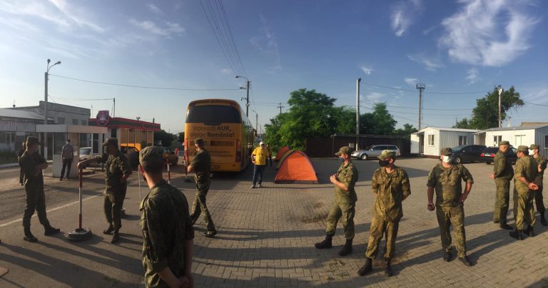 Parlamentari români, ”sechestrați” la un punct de control din Republica Moldova. AUR reclamă că nu primesc apă și hrană – VIDEO