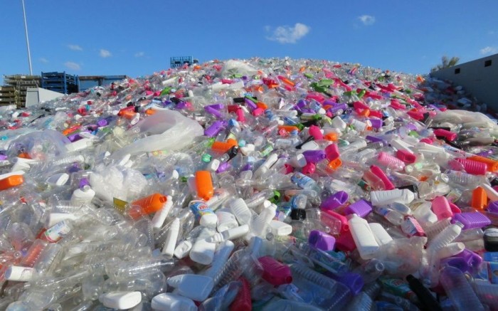 Premieră de la criza economică din 2008: lumea a produs mai puțin plastic
