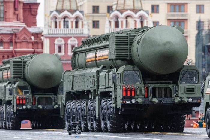 Puterile militare: peste 13.000 de arme nucleare, 72 miliarde USD cheltuiți