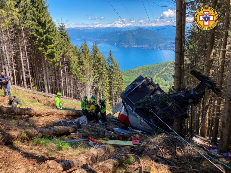 Filmul prăbușirii telecabinei din Italia. Tragedia care a zguduit Alpii. 14 oameni au murit pe loc-VIDEO