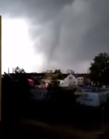 O tornadă a făcut prăpăd în Cehia. Vieți curmate și pagube materiale de proporții. Imaginile dezastrului – VIDEO
