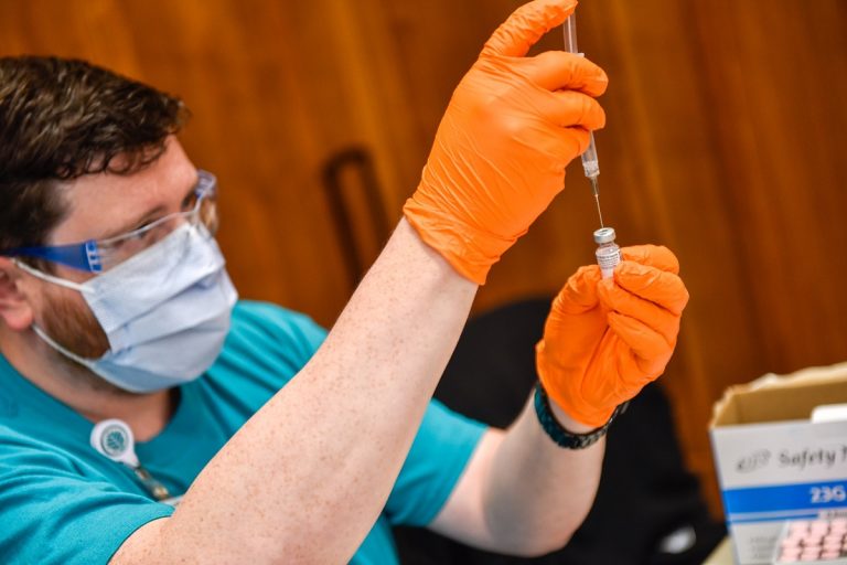 Covid-19. Ce bancă uriașă îi obligă pe angajați să spună dacă sunt vaccinați