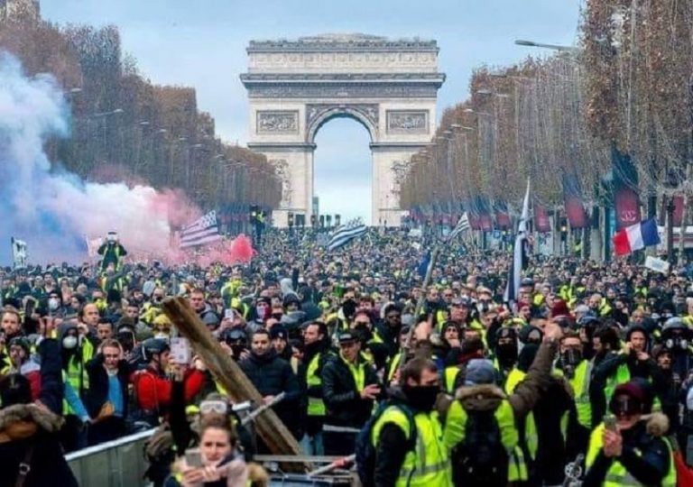 „Nu vaccinării obligatorii, nu suntem cobai”. Macron, pălmuit cu seringa de Ziua Națională