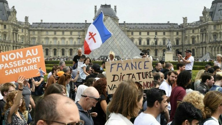 Franța îi vrea gâtul lui Macron: „Nu vaccinării obligatorii”,  „Falsă pandemie, adevărată dictatură”