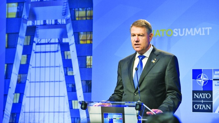 NATO nu știe că ce atinge Iohannis se duce de râpă