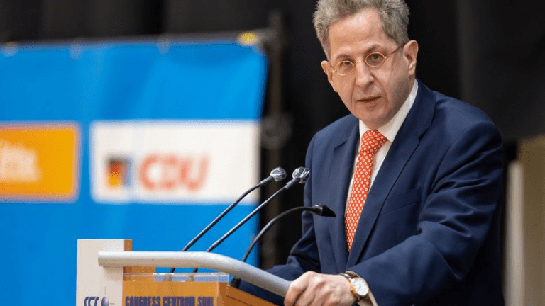 „De ce nu-i expulzăm pe migranți?” Fostul șef al informațiilor germane atacă politica lui Merkel