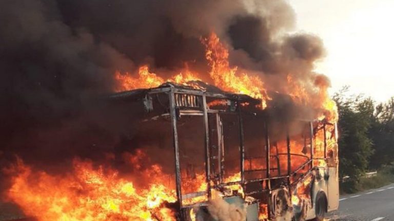 Momente de spaimă! Un autobuz a ars ca o torță, în plină stradă. Ce s-a întâmplat cu pasagerii – VIDEO