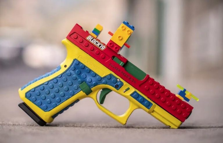 Scandal în SUA. Arme de foc îmbrăcate în Lego