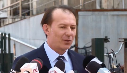 Cîțu, după ce Orban a fost udat în timp ce făcea declarații la Guvern: ”Se mai întâmplă!” – VIDEO