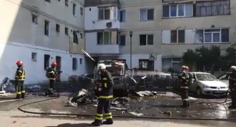 Alertă în Râmnicu Vâlcea! O mașină a explodat. Trei oameni în grija medicilor/ Imagini de la fața locului- VIDEO