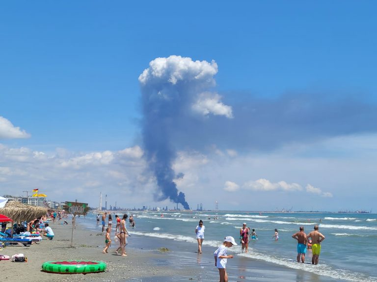 UPDATE Explozie la Rafinăria Petromidia din Năvodari. S-a activat planul roșu de interveniție / A fost solicitat elicopterul SMURD (VIDEO)