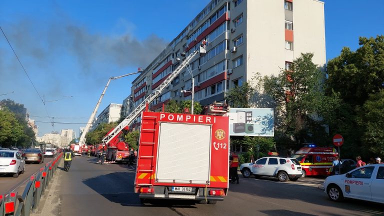 Salvatorii, în alertă! Incendiu într-un bloc din Capitală! Zeci de oameni evacuați, două persoane transportate la spital – FOTO/VIDEO