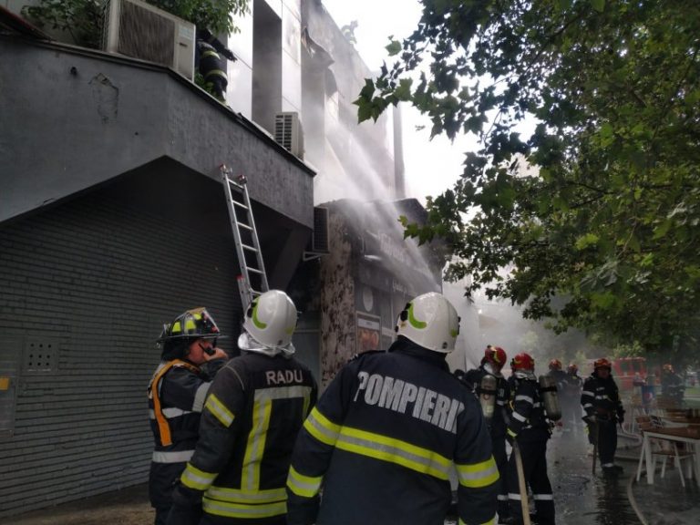 UPDATE. Incendiu în Capitală, la Piața Delfinului. Zeci de oameni, evacuați. Pompierii au intervenit 14 autospeciale – VIDEO