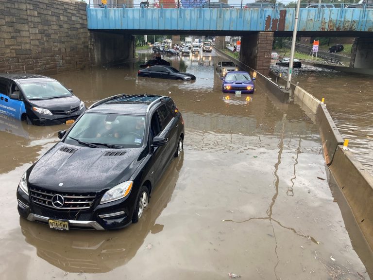 DEZASTRU în Bucureşti, după ploaia din noaptea de sâmbătă spre duminică! Ploile şi vijeliile au inundat străzile şi au avariat maşinile (VIDEO)