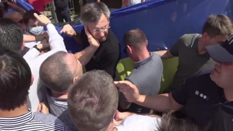 Scandal în văzul lumii. Chirtoacă, fostul primar al Chișinăului, pălmuit de i-au sărit ochelarii – VIDEO