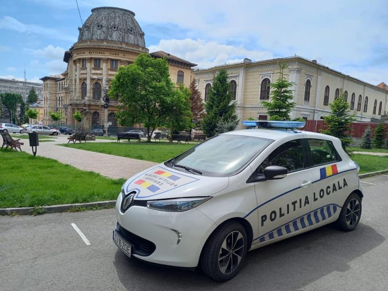 Nici n-a fost nevoie de prea multă muncă de detectiv! Dați de gol că au aruncat pungi cu gunoi pe stradă. Ce i-a ”trădat”!