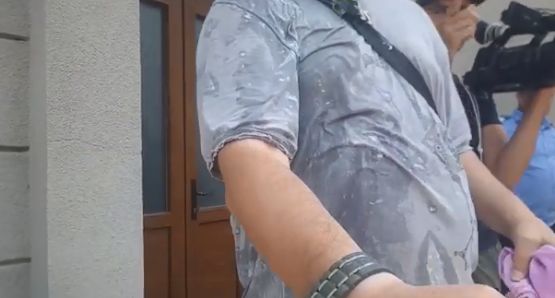 UPDATE. Dragnea, vizită-fulger la DNA. Scandal în fața sediului, până să ajungă fostul lider PSD. S-a aruncat cu ouă și iaurt – VIDEO