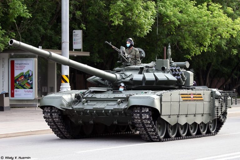 Rusia continuă militarizarea Crimeei. Tancuri modernizate pentru camarazii lui Putin