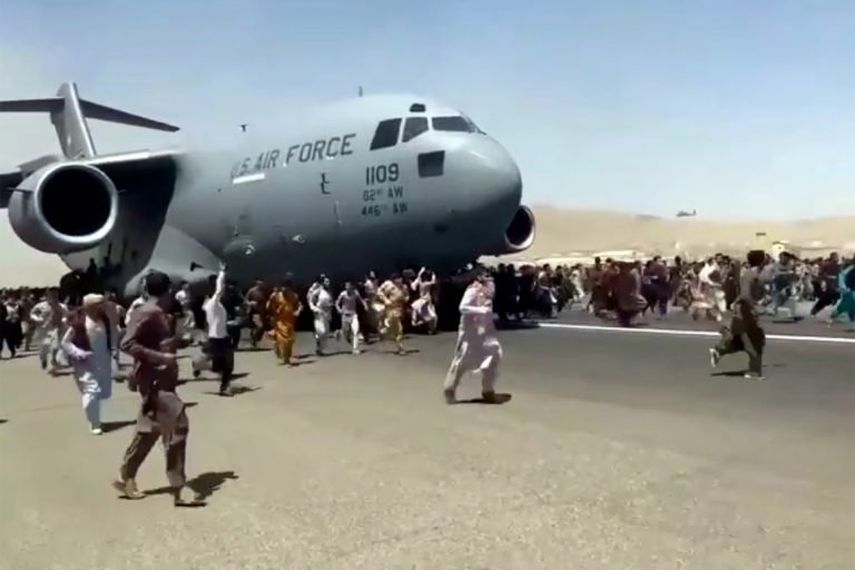 Afgan mort, descoperit în trenul de aterizare al unui avion US Air Force