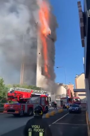 Zgârie-nori devastat de un incendiu de proporții. Clădirea, învăluită de flăcări și fum – VIDEO