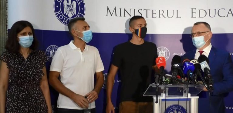 David Popovici, premiat la Ministerul Educației: Aş vrea să inspir cât mai mulți copii să se apuce de sport – VIDEO
