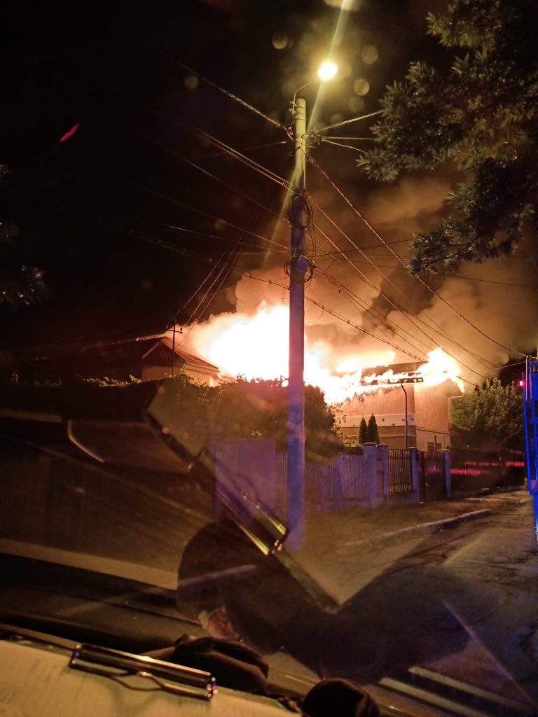 Incendiu cu pagube semnificative, în Buzău. Trei case afectate de flăcări  